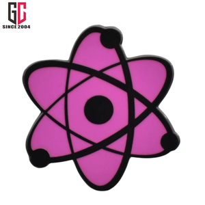 เข็มกลัดโลหะเคลือบแข็งลายสัญลักษณ์อะตอมแบบกำหนดเองจากโรงงาน ผลิตมานาน 12 ปี ของขวัญสำหรับนักฟิสิกส์ - Product Image 2