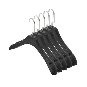 Appendiabiti in plastica nero 688 all'ingrosso per abiti e completi, personalizzabile con logo - Ecologico e salvaspazio per guardaroba e cucina - Product Image 1