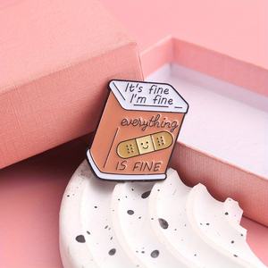 "Estoy bien, todo está bien" Curita Insignia Broche Moda Personalidad Vestido Accesorios - Product Image 3