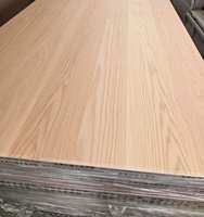 Planche de bois massif en chêne rouge à grain distinctif, en promotion