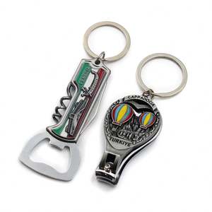 Llavero abridor de botellas con diseño de clavero de uñas y punto de referencia de Singapur y Croacia, hecho a medida en fábrica - Product Image 3