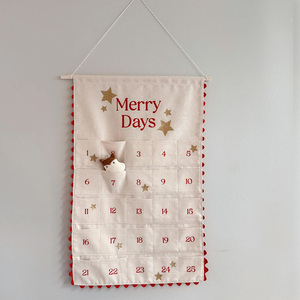 Calendrier de l'Avent personnalisé en tissu avec bordure festonnée, 25 poches, pour Noël - Product Image 2