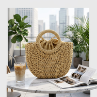 Bolso de mano de paja de ratán semicircular hecho a mano para mujer, con forro de poliéster y cierre de cordón, ideal para la playa en verano.