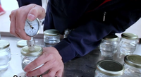Machine de capsulage électrique automatique Sanpong pour contenants en verre, métal et plastique, facile à utiliser