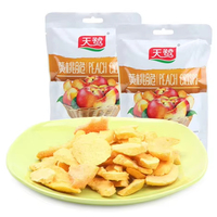 Gezonde fruitsnacks, knapperige gevriesdroogde gele perzikchips, vacuüm verpakt.