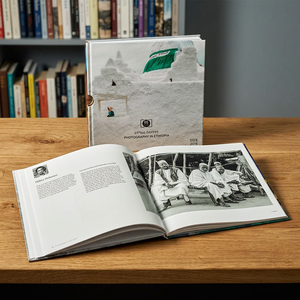 Livre sur la table basse - Product Image 3