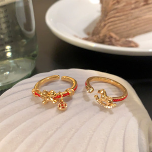 Anelli Moderni Cristiani Placcati Oro con Cavallo Rosso Portafortuna e Zirconi Brillanti per Donne e Ragazze, Regalo di Capodanno - Product Image 3
