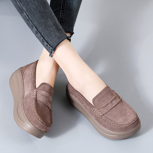 Chaussures pour femmes grandes tailles, printemps automne, cuir véritable, plateforme, style coréen, chaussures à enfiler, chaussures décontractées pour les mères d'âge moyen et les personnes âgées - Product Image 1