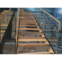 Escalier moderne haut de gamme à double montant, marches en chêne rouge américain, garde-corps en verre sans cadre avec fixation par clous, pour intérieur résidentiel