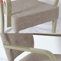 Chaise de salle à manger moderne avec cadre en aluminium et accoudoirs en tissu rembourrés, idéale pour les soins aux personnes âgées, les chambres, les restaurants et les banquets