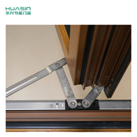 Fenêtres à battants et à ouverture verticale en bois recouvert d'aluminium à rupture de pont thermique de luxe avec un design minimaliste et un rideau à lamelles pour les applications hôtelières et de cuisine