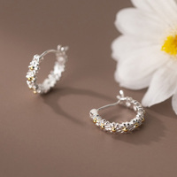 Sterling Silber Gänseblümchen-Blüten-Creolen S925 Gravierte Blüten-Creolen für Damen