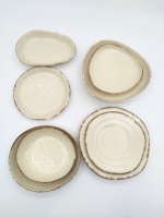Ensemble d'assiettes en mélamine de qualité alimentaire, style Wabi Sabi, forme irrégulière, mouchetées, assiettes à dîner, bord brun rustique, restaurant, hôtel