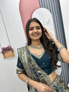 Oferta Especial de Boda: Lehenga y Saree de Moda para Mujer, Ropa Étnica de Diseñador para Novias y Eventos Festivos, Disponible para la Venta - Product Image 1