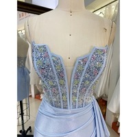 Robe de soirée et de bal de promo en satin coupe trapèze, décolleté cœur, épaules dénudées, ornée de fleurs, de perles, de paillettes et de dentelle au dos, infroissable
