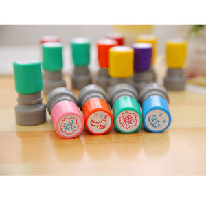 Tampons encreurs auto-encreurs en plastique 23mm avec logo personnalisé Jouet pour enfants et outil d'examen pour enseignants pour le bureau - Product Image 2