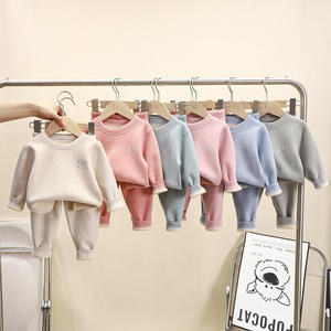 Venta al por mayor <span class=keywords><strong>de</strong></span> sublimación cálida felpa baja moq invierno recién nacido <span class=keywords><strong>Mickey</strong></span> terciopelo pies bebé polar terciopelo pijama traje - Product Image 2