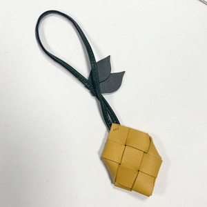 Porte-clés élégant en cuir PU tressé fait main en forme de fruit, pendentif de sac, vente en gros pour cadeaux souvenirs - Product Image 5