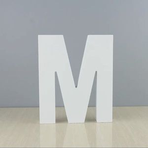 Lettera M in legno bianca da 12 pollici, decorazione da parete per casa e ufficio - Product Image 1