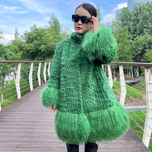 Giacca Invernale da Donna Calda in Vera Pelliccia di Coniglio Rex Tinta Verde con Aggiunta di Pelliccia di Agnello - Product Image 2