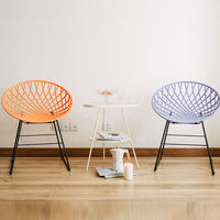 Chaise en plastique Egg Net avec pieds en bois, pour salon intérieur et événements extérieurs, de la gamme Usine de Meubles