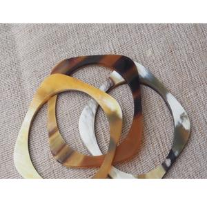 Elegantes brazaletes de cuerno de búfalo, artesanía natural, joyería hecha a mano para mujeres, accesorios artísticos y moda cultural atemporal. - Product Image 4