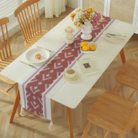 YINUAN Chemin de table bohème géométrique avec pompons, motif flèche tribale, tissé, pour décoration de cuisine et salle à manger de style ferme