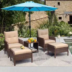 Set di 5 mobili per esterni Set di conversazione con Patio imbottito con pouf e tavolino