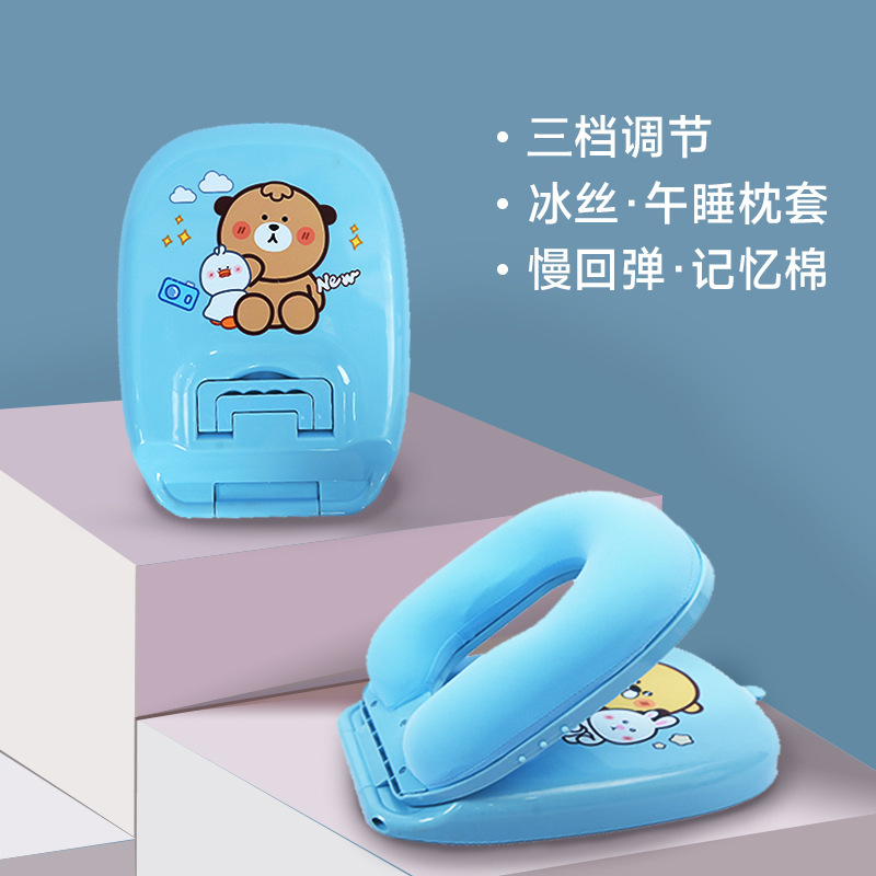 Le petit ours pose pour une photo en bleu.