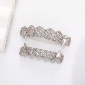 Hip Hop - Grillz de Oro de 18K con Llama Roja y Colmillos de Vampiro, para Dientes Superiores e Inferiores, para <span class=keywords><strong>Hombre</strong></span>, <span class=keywords><strong>Disfraz</strong></span> de Cosplay de <span class=keywords><strong>Rapero</strong></span> - Product Image 4