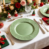 Assiettes de présentation personnalisables et durables en PP doré de 13 pouces, motif houx et pin, pour fêtes de Noël d'entreprise et événements de fin d'année