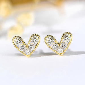 Petites boucles d'oreilles en forme de cœur pour femmes, design minimaliste pour le bureau et le quotidien - Product Image 1