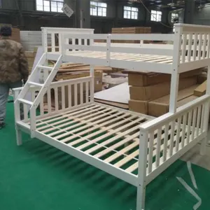 儿童双层床中卧木松木小屋床，带梯子和储物空间
