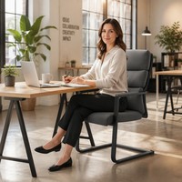 Chaise d'invité cantilever à cadre noir mat, dossier triple segment en cuir PU gris, base en traîneau, pour salle de réunion 2128