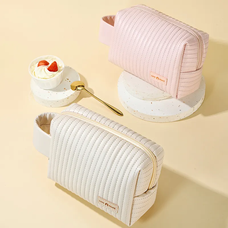 2023 sacchetti per il trucco in pelle PU di vendita caldi borse per cosmetici da viaggio organizzatore stile torta