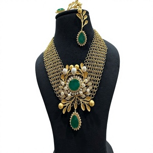 Ensemble collier et boucles d'oreilles en or plaqué de qualité supérieure, style Kundan classique avec moissanite, pour les occasions spéciales comme les fiançailles et les mariages, pour femmes. - Product Image 2