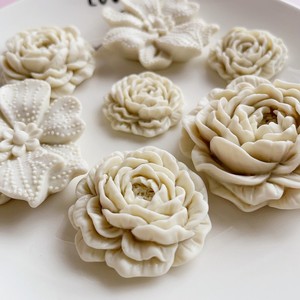 ดอกไม้เรซิ่นสีแดงสดสำหรับตกแต่งรองเท้า DIY สไตล์เรโทรแบบศิลปะ - Product Image 3