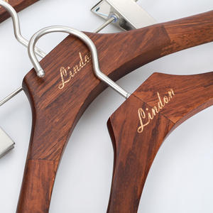 LINDON Cintre en <span class=keywords><strong>bois</strong></span> antique <span class=keywords><strong>de</strong></span> luxe sans bosse d'épaule sans marque <span class=keywords><strong>pour</strong></span> les marques <span class=keywords><strong>de</strong></span> mode - Product Image 3