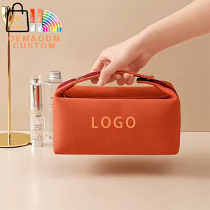 Pochette da Trucco Portatile Leggera in Tela Rosa con Logo Personalizzato, Borsa Cosmetica da Viaggio, Organizer per Make-up e Articoli da Toilette - Product Image 1
