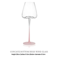 Verre à vin rose dégradé sur pied, fond concave, finition mate, design minimaliste, qualité alimentaire, logo personnalisé
