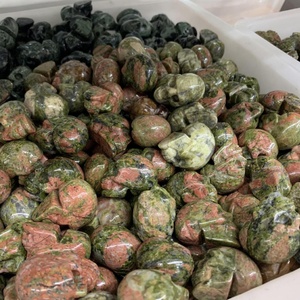 Adorno de calaveras de cristal pulido de 2 pulgadas, piedra preciosa natural tallada en una cabeza de fantasma, diseño de grabado, decoración de Halloween - Product Image 3