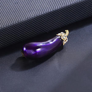 Broches de luxe pour femmes Weiman en forme d'aubergine violette, ornées de strass et de cristaux, plaquées or, personnalisables, par des designers - Product Image 4
