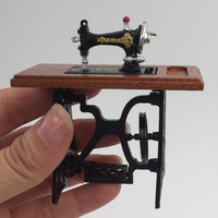 Modèle miniature de couture nostalgique en alliage métallique 1:12 avec ciseaux et accessoire en tissu à carreaux pour loisirs créatifs