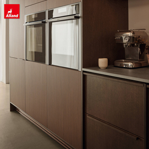 Ensemble de meubles en <span class=keywords><strong>bois</strong></span> de noyer plaqué, design moderne vintage, fabrication Alland, style Japandi, armoire de cuisine sans poignées, style Shaker fin. - Product Image 2