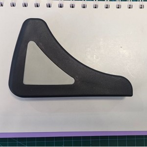 Cubierta para patas de escritorio y silla escolar, plástico negro, 12x2.8x7.5x5, para protección de muebles - Product Image 1