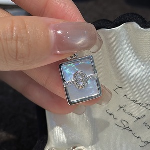 Pendentif en argent pur S925 en forme de nez de cochon avec un design de niche, simple et à la mode, collier à breloque géométrique carré vintage - Product Image 1