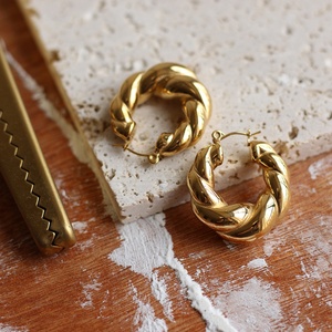 Boucles d'oreilles créoles hypoallergéniques en acier inoxydable torsadé doré, style croissant, épaisses et tendance - Product Image 5
