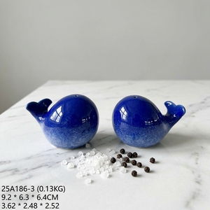 Ensemble <span class=keywords><strong>de</strong></span> 2 salières et poivrières en céramique en forme <span class=keywords><strong>de</strong></span> <span class=keywords><strong>baleine</strong></span>, glaçure dégradée bleue, décoration <span class=keywords><strong>de</strong></span> cuisine, vente en gros - Product Image 1