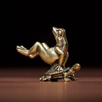 Vente en gros usine : Ornements en laiton en forme de grenouille sur le dos d'une tortue, Statues de grue sur le dos d'une tortue pour figurines de thé, Artisanat métallique en gros