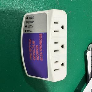 ผู้ผลิตเครื่องปรับแรงดันไฟฟ้าแบบอเมริกัน 120V ให้ความเข้ากันได้กับแรงดันไฟฟ้า - Product Image 1